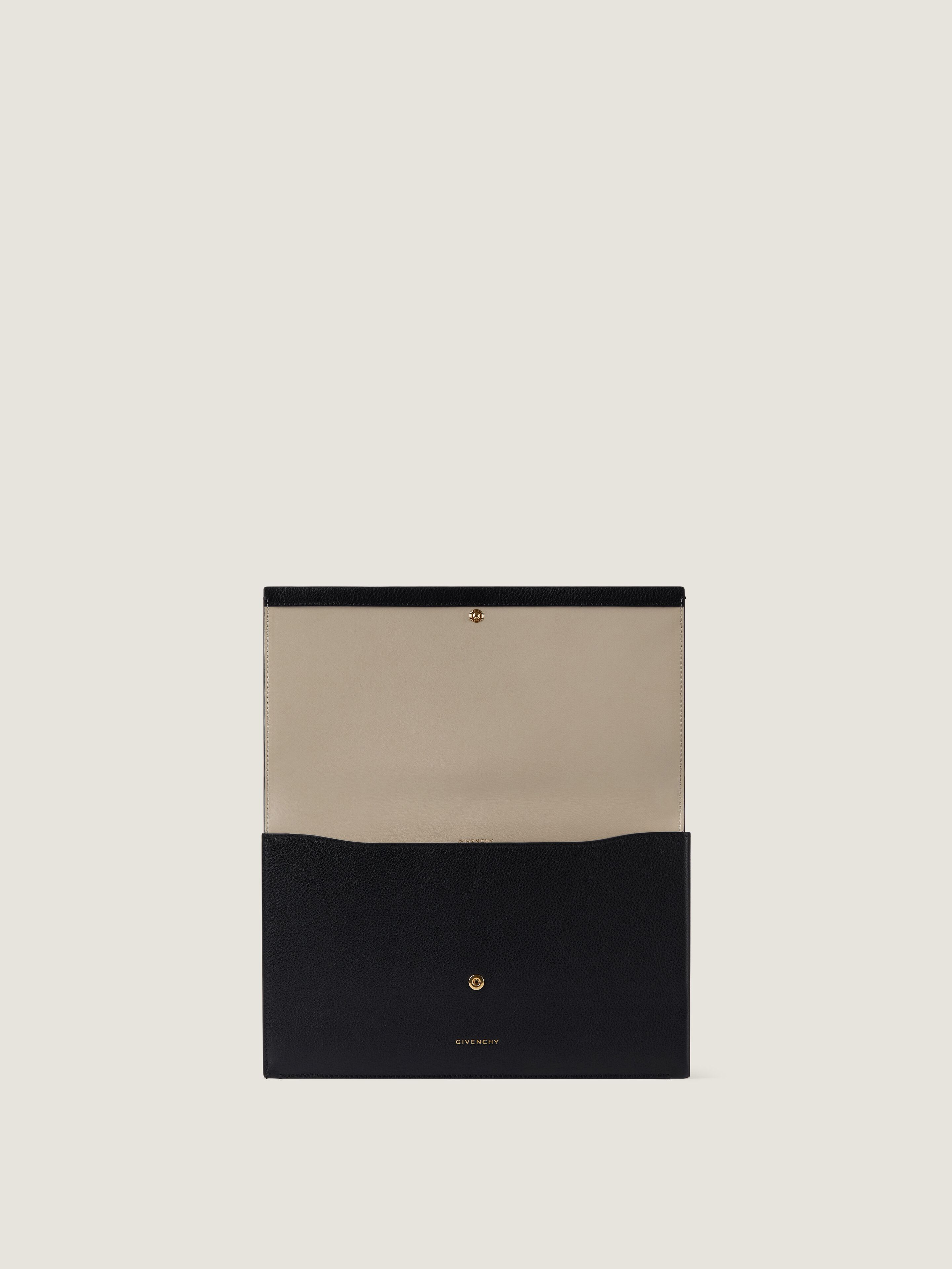 Day flat pouch in grained leather